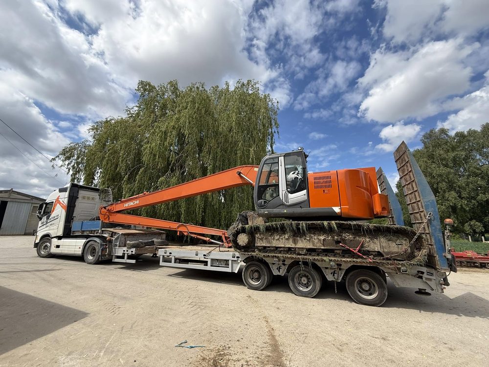 Pelle grand bras sur porte-engin
